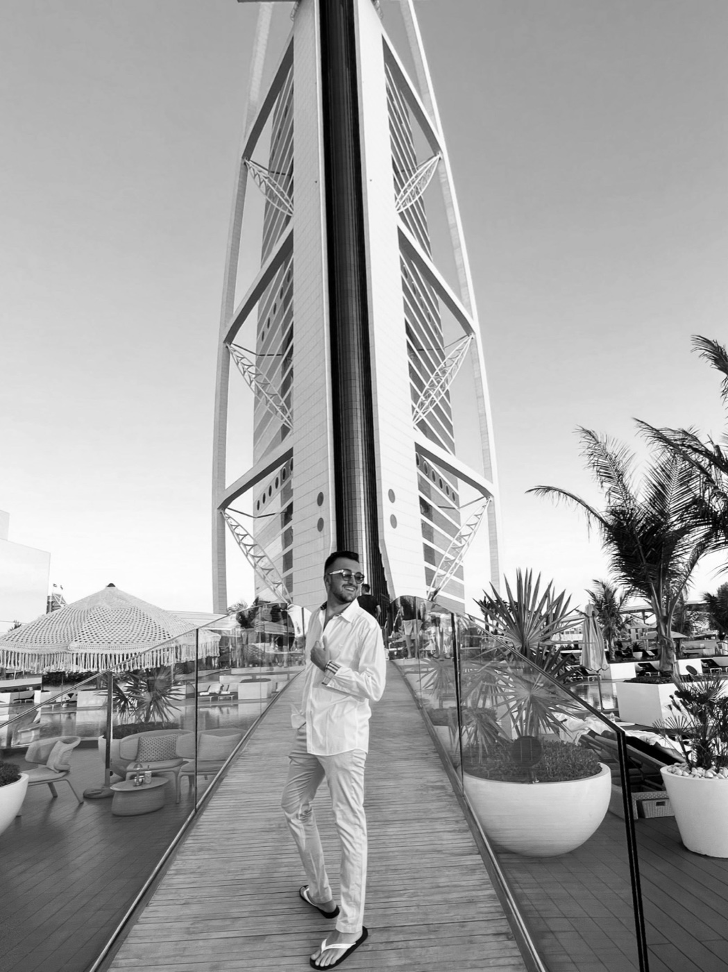 Simone Guiducci sulla terrazza di un beach club davanti al Burj Al Arab a Dubai