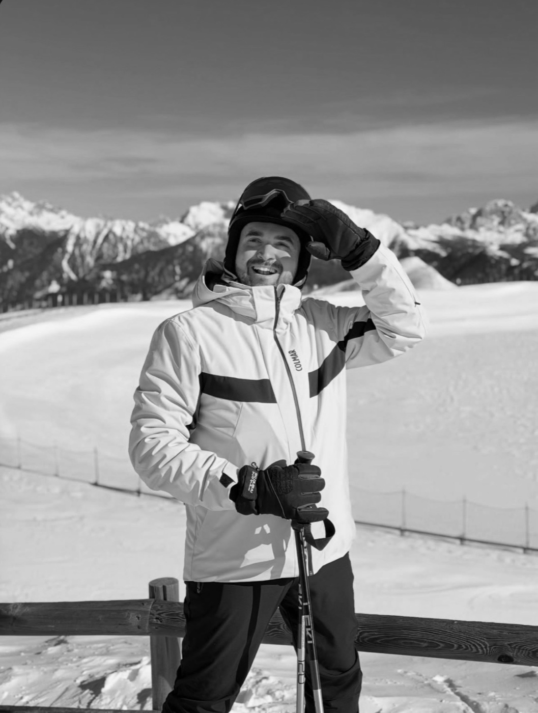 Simone Guiducci in tuta da sci sulle piste innevate delle Dolomiti