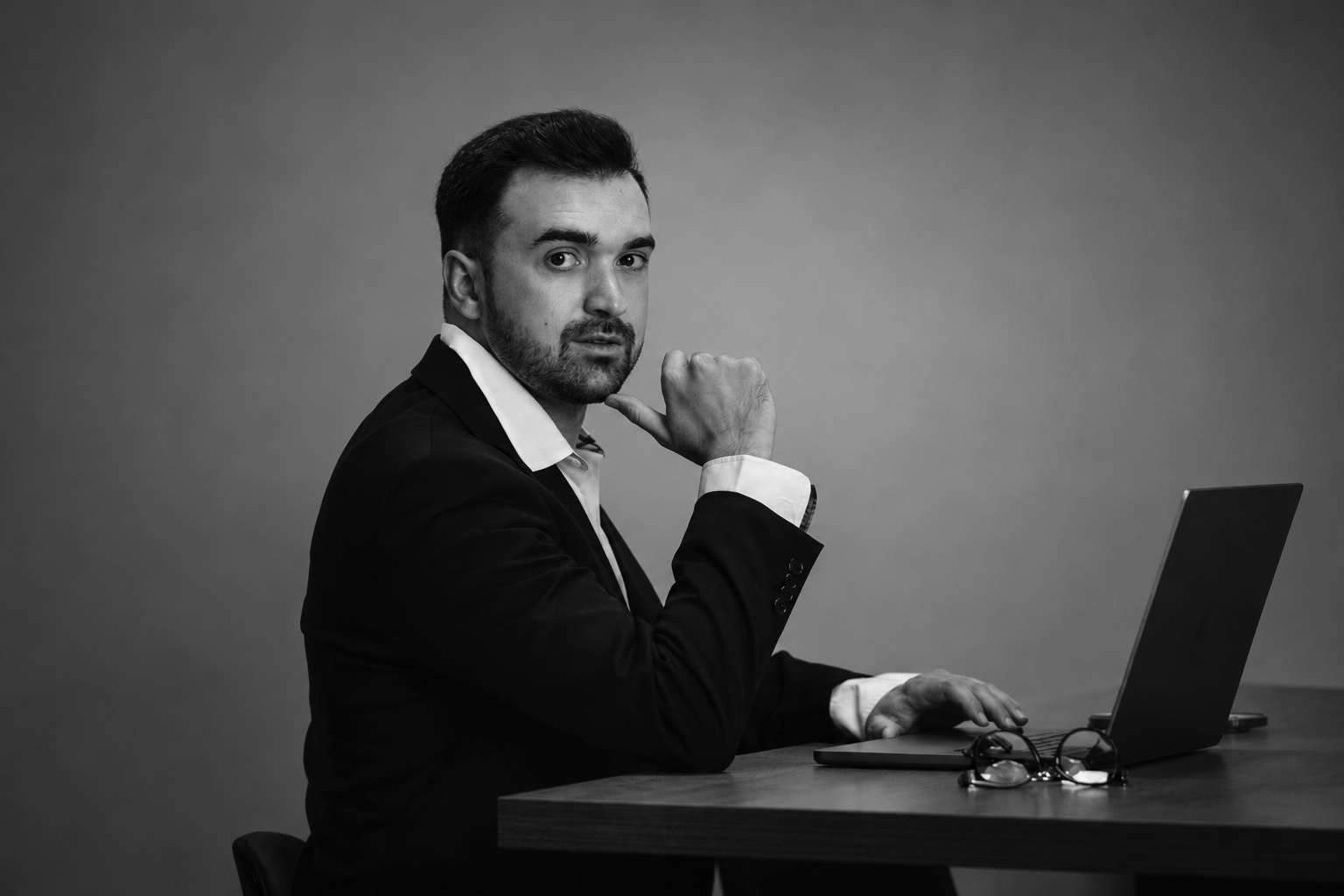 Ritratto in bianco e nero di Simone Guiducci alla scrivania del suo ufficio