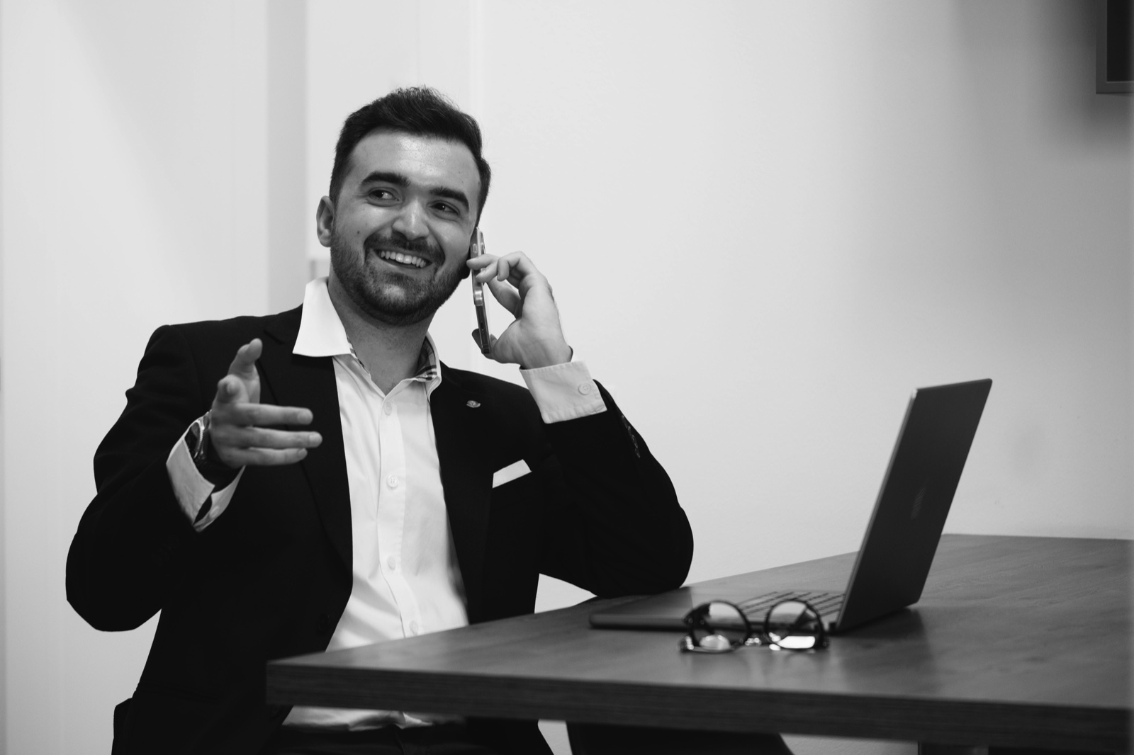 Simone Guiducci al telefono durante l'intervista